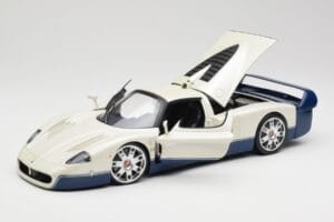 Maserati MC12 Blanco Azul Hot Wheels 1:18 G7158 Metal - imagen 2 de 8