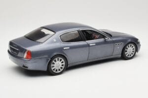 Maserati Quattroporte Blue Metallic Hot Wheels 1:18 B7003 Metal - imagen 3 de 8