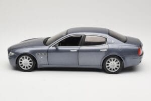 Maserati Quattroporte Blue Metallic Hot Wheels 1:18 B7003 Metal - imagen 4 de 8