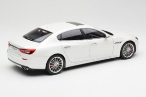 Maserati Quattroporte VI GTS Alpine Blanco AUTOart 1:18 75808 Metal - imagen 3 de 8