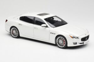 Maserati Quattroporte VI GTS Alpine Blanco AUTOart 1:18 75808 Metal - imagen 6 de 8