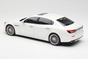 Maserati Quattroporte VI GTS Alpine Blanco AUTOart 1:18 75808 Metal - imagen 7 de 8