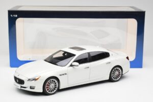 Maserati Quattroporte VI GTS Alpine Blanco AUTOart 1:18 75808 Metal - imagen 8 de 8