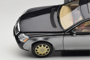Maybach 57 SWB Caspian Black Himalayas Grey AUTOart 1:18 76151 Metal - imagen 8 de 9