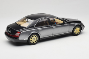 Maybach 57 SWB Caspian Black Himalayas Grey AUTOart 1:18 76151 Metal - imagen 3 de 9