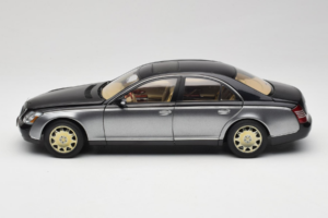 Maybach 57 SWB Caspian Black Himalayas Grey AUTOart 1:18 76151 Metal - imagen 4 de 9