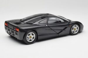 McLaren F1 Carbon Negro Metálico Minichamps 1:18 530133420 Metal - imagen 3 de 8