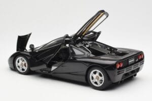 McLaren F1 Road Car Negro AUTOart 1:18 76002 Metal - imagen 5 de 8