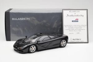 McLaren F1 Road Car Negro AUTOart 1:18 76002 Metal - imagen 8 de 8