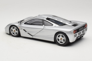 McLaren F1 Plata UT Models 1:18 530133180 Metal - imagen 7 de 8