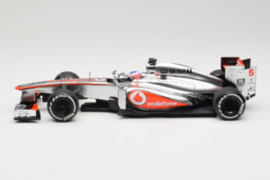 McLaren MP4-28 Mercedes #5 J. Button Vodafone McLaren F1 2013 Minichamps 1:18 530131805 Metal - imagen 3 de 7