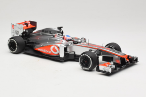 McLaren MP4-28 Mercedes #5 J. Button Vodafone McLaren F1 2013 Minichamps 1:18 530131805 Metal - imagen 4 de 7
