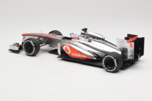 McLaren MP4-28 Mercedes #5 J. Button Vodafone McLaren F1 2013 Minichamps 1:18 530131805 Metal - imagen 5 de 7