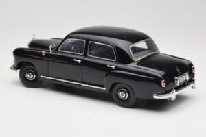 Mercedes 180 W120 Ponton Negro Revell 1:18 08973 Metal - imagen 7 de 8