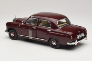Mercedes 180 Ponton Rojo Oscuro Revell 1:18 08876 Metal - imagen 5 de 6