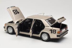 Mercedes 190E 2.3-16 W201 #1 N. Lauda Race of Champions Nurburgring 1984 AUTOart 1:18 88431 Metal - imagen 5 de 8