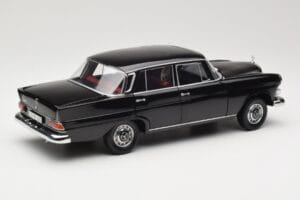 Mercedes 200 W110 Negro Norev 1:18 183574 Metal - imagen 3 de 8