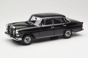 Mercedes 200 W110 Negro Norev 1:18 183574 Metal