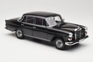 Mercedes 200 W110 Negro Norev 1:18 183574 Metal - imagen 6 de 8