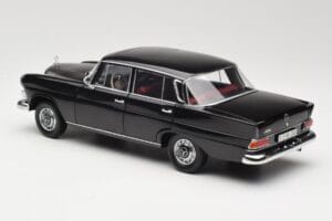 Mercedes 200 W110 Negro Norev 1:18 183574 Metal - imagen 7 de 8