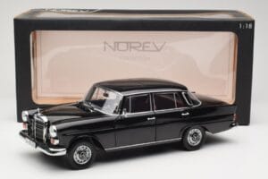 Mercedes 200 W110 Negro Norev 1:18 183574 Metal - imagen 8 de 8