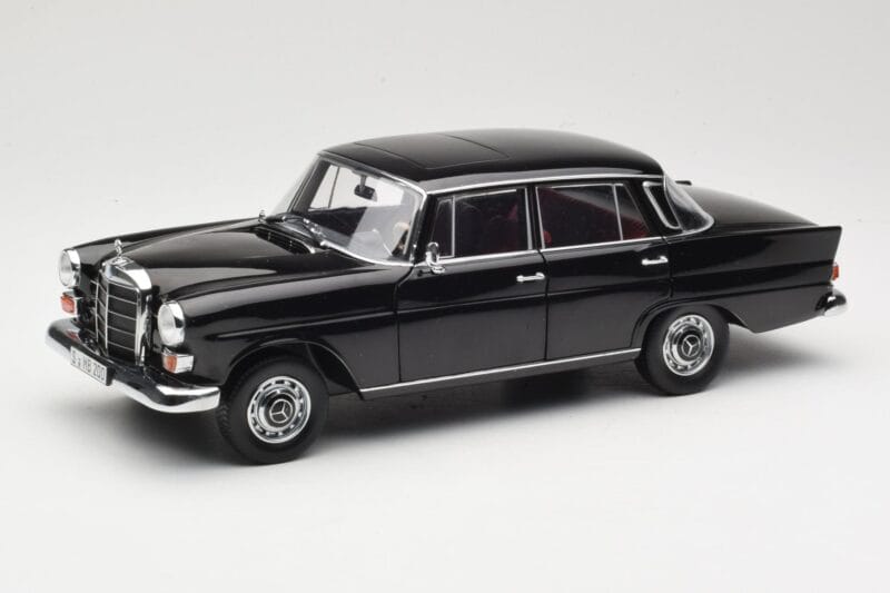 Mercedes 200 W110 Negro Norev 1:18 183574 Metal