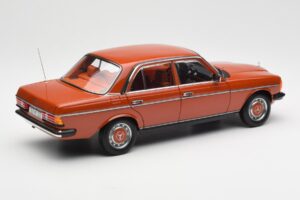 Mercedes 200 W123 English Rojo Edición Dealer Norev 1:18 B66040653 Metal - imagen 3 de 8