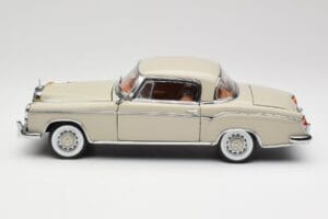 Mercedes 220 SE W128 Coupe Gris Claro Sun Star 1:18 3568 Metal - imagen 4 de 8