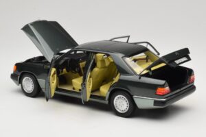 Mercedes 230E W124 Night Green Metallic Norev 1:18 183952 Metal - imagen 5 de 8