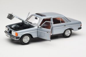 Mercedes 230E W123 Plata & Azul Claro Revell 1:18 08407 Metal - imagen 2 de 8