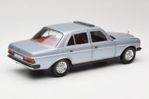 Mercedes 230E W123 Plata & Azul Claro Revell 1:18 08407 Metal - imagen 3 de 8