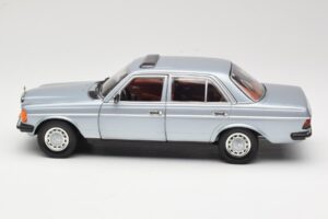 Mercedes 230E W123 Plata & Azul Claro Revell 1:18 08407 Metal - imagen 4 de 8