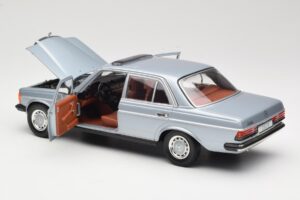 Mercedes 230E W123 Plata & Azul Claro Revell 1:18 08407 Metal - imagen 5 de 8