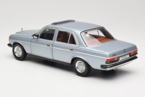 Mercedes 230E W123 Plata & Azul Claro Revell 1:18 08407 Metal - imagen 7 de 8