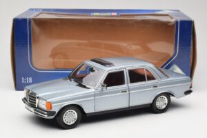 Mercedes 230E W123 Plata & Azul Claro Revell 1:18 08407 Metal - imagen 8 de 8