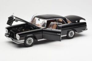 Mercedes 280 SE W111 Coupe Negro AUTOart 1:18 76286 Metal - imagen 2 de 8