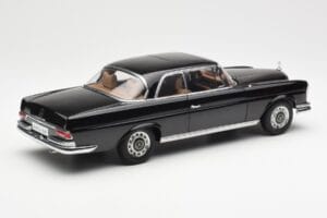 Mercedes 280 SE W111 Coupe Negro AUTOart 1:18 76286 Metal - imagen 3 de 8