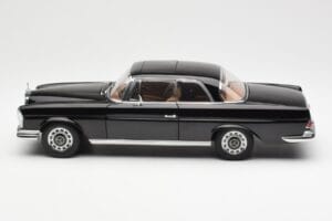 Mercedes 280 SE W111 Coupe Negro AUTOart 1:18 76286 Metal - imagen 4 de 8