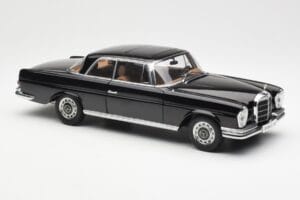 Mercedes 280 SE W111 Coupe Negro AUTOart 1:18 76286 Metal - imagen 6 de 8