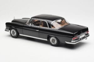 Mercedes 280 SE W111 Coupe Negro AUTOart 1:18 76286 Metal - imagen 7 de 8