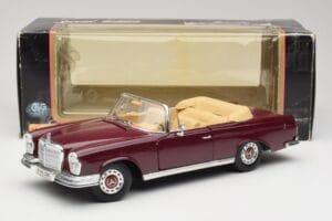 Mercedes 280SE W108 Bordeaux Rojo Maisto 1:18 31811 Metal - imagen 8 de 8