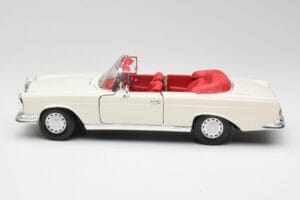 Mercedes 280SE W108 Ivory Blanco Maisto 1:18 50223 Metal - imagen 4 de 8