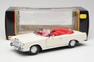 Mercedes 280SE W108 Ivory Blanco Maisto 1:18 50223 Metal - imagen 8 de 8