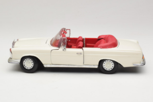 Mercedes 280 SE W108 Blanco Maisto 1:18 52111 Metal - imagen 4 de 8