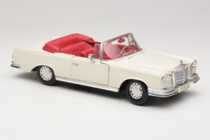 Mercedes 280 SE W108 Blanco Maisto 1:18 52111 Metal - imagen 6 de 8
