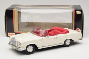 Mercedes 280 SE W108 Blanco Maisto 1:18 52111 Metal - imagen 8 de 8