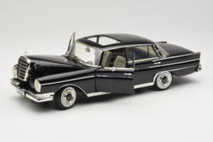 Mercedes 300 SE W112 Black Metallic Revell 1:18 08910 Metal - imagen 2 de 8