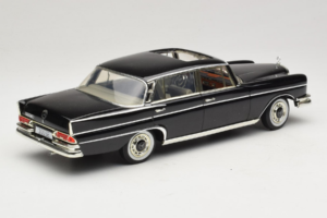 Mercedes 300 SE W112 Black Metallic Revell 1:18 08910 Metal - imagen 3 de 8