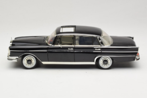 Mercedes 300 SE W112 Black Metallic Revell 1:18 08910 Metal - imagen 4 de 8