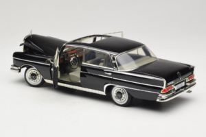 Mercedes 300 SE W112 Black Metallic Revell 1:18 08910 Metal - imagen 5 de 8